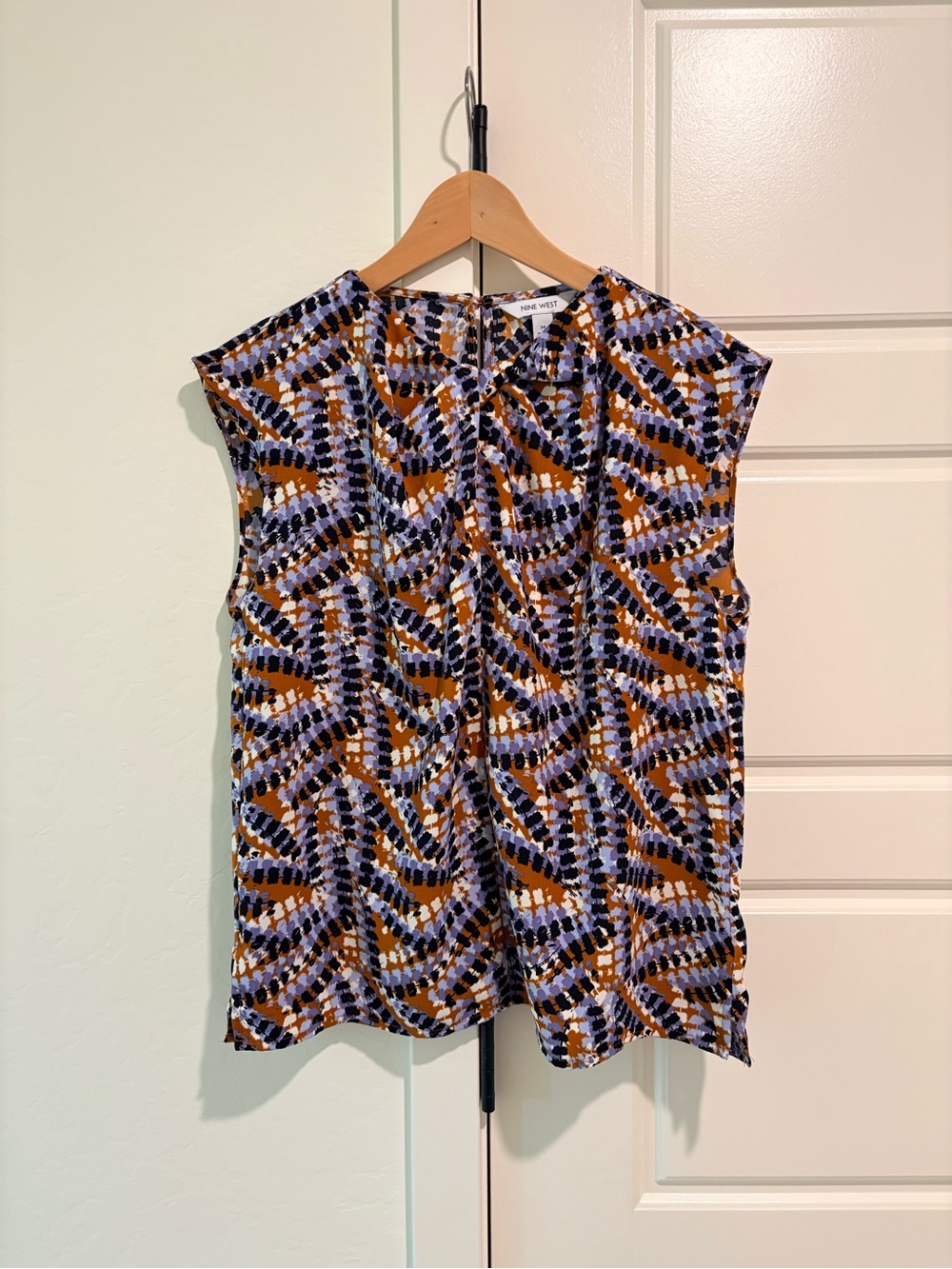 Nine West Sz M EUC Rust and Light Blue Geometric Cap-Sleeve Blouse Twist Front